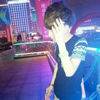 男生抽烟流泪头像图片_WWW.WHOISQQ.COM