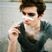 男生抽烟流泪头像图片_WWW.WHOISQQ.COM