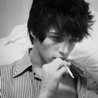 男生抽烟流泪头像图片_WWW.WHOISQQ.COM