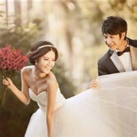 q版男生拿玫瑰求婚头像图片_WWW.WHOISQQ.COM