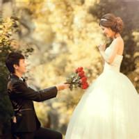 q版男生拿玫瑰求婚头像图片_WWW.WHOISQQ.COM