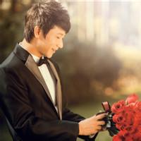 q版男生拿玫瑰求婚头像图片_WWW.WHOISQQ.COM
