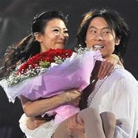 q版男生拿玫瑰求婚头像图片_WWW.WHOISQQ.COM