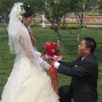 q版男生拿玫瑰求婚头像图片_WWW.WHOISQQ.COM