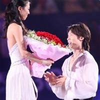 q版男生拿玫瑰求婚头像图片_WWW.WHOISQQ.COM