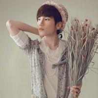 q版男生拿玫瑰求婚头像图片_WWW.WHOISQQ.COM