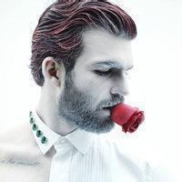 男生口叼玫瑰的头像图片_WWW.WHOISQQ.COM