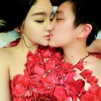 男生口叼玫瑰的头像图片_WWW.WHOISQQ.COM