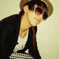 qq男生戴帽子眼镜头像图片_WWW.WHOISQQ.COM