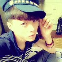 qq男生戴帽子眼镜头像图片_WWW.WHOISQQ.COM