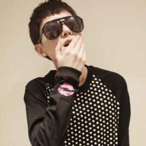 qq头像图片成熟男生影子_WWW.WHOISQQ.COM