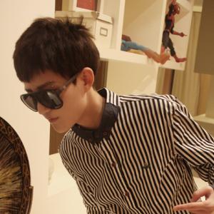 qq头像图片成熟男生影子_WWW.WHOISQQ.COM