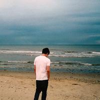 男生站在海边头像图片_WWW.WHOISQQ.COM