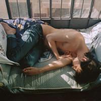 女生趴在男生后背头像图片_WWW.WHOISQQ.COM
