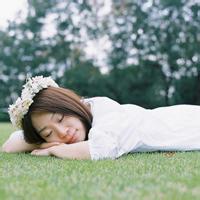 女生趴在男生后背头像图片_WWW.WHOISQQ.COM