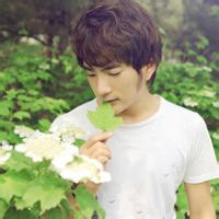 文艺头像图片男生拿着花_WWW.WHOISQQ.COM