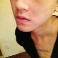 一半脸男生头像图片_WWW.WHOISQQ.COM