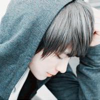 男生穿衬衫带耳机头像图片_WWW.WHOISQQ.COM