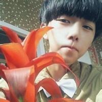 男生送花的qq头像图片_WWW.WHOISQQ.COM