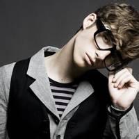 眼镜成熟男生头像图片_WWW.WHOISQQ.COM