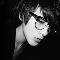 眼镜成熟男生头像图片_WWW.WHOISQQ.COM