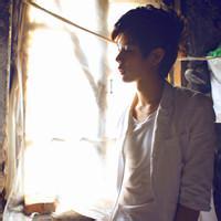 男生坐头像图片_WWW.WHOISQQ.COM