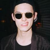 男生不露脸帅气头像图片_WWW.WHOISQQ.COM