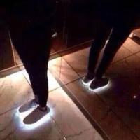 穿着夜光鞋的男生头像图片_WWW.WHOISQQ.COM