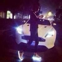 穿着夜光鞋的男生头像图片_WWW.WHOISQQ.COM