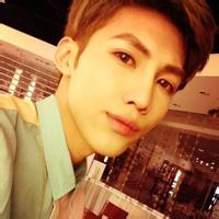 男生听歌疯狂头像图片_WWW.WHOISQQ.COM