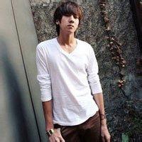 男生文艺衬衫头像图片_WWW.WHOISQQ.COM
