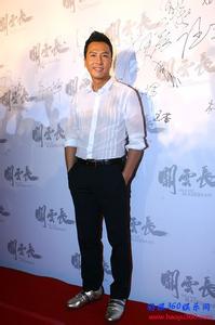 灰白弹钢琴男生头像图片_WWW.WHOISQQ.COM