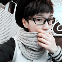 qq男生捂着嘴头像图片_WWW.WHOISQQ.COM