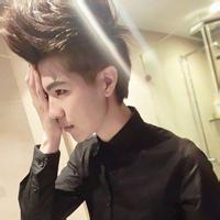 qq男生捂着嘴头像图片_WWW.WHOISQQ.COM