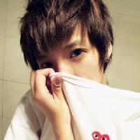 qq男生捂着嘴头像图片_WWW.WHOISQQ.COM
