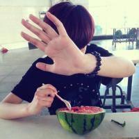 头像图片拿书遮脸男生_WWW.WHOISQQ.COM