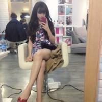 男生手握奶茶的头像图片_WWW.WHOISQQ.COM