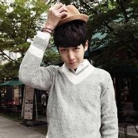 男生手握奶茶的头像图片_WWW.WHOISQQ.COM