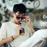 拿饮料的男生头像图片_WWW.WHOISQQ.COM