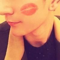 背书包的男生背影头像图片_WWW.WHOISQQ.COM