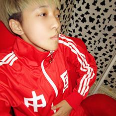 带红色的男生头像图片_WWW.WHOISQQ.COM