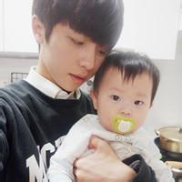 抱小孩的男生头像图片_WWW.WHOISQQ.COM