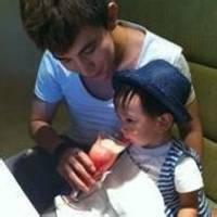 抱小孩的男生头像图片_WWW.WHOISQQ.COM