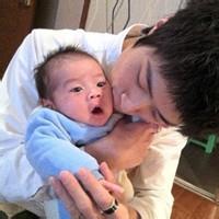抱小孩的男生头像图片_WWW.WHOISQQ.COM