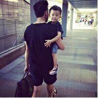 抱小孩的男生头像图片_WWW.WHOISQQ.COM