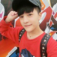 带红色的男生头像图片_WWW.WHOISQQ.COM