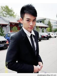 打领带西装的男生头像图片_WWW.WHOISQQ.COM
