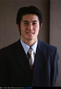 打领带西装的男生头像图片_WWW.WHOISQQ.COM