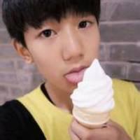 男生拿冰淇淋头像图片_WWW.WHOISQQ.COM