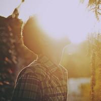 qq头像图片阳光下的男生_WWW.WHOISQQ.COM